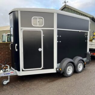 Ifor Williams HB511 Horse Trailer in Black